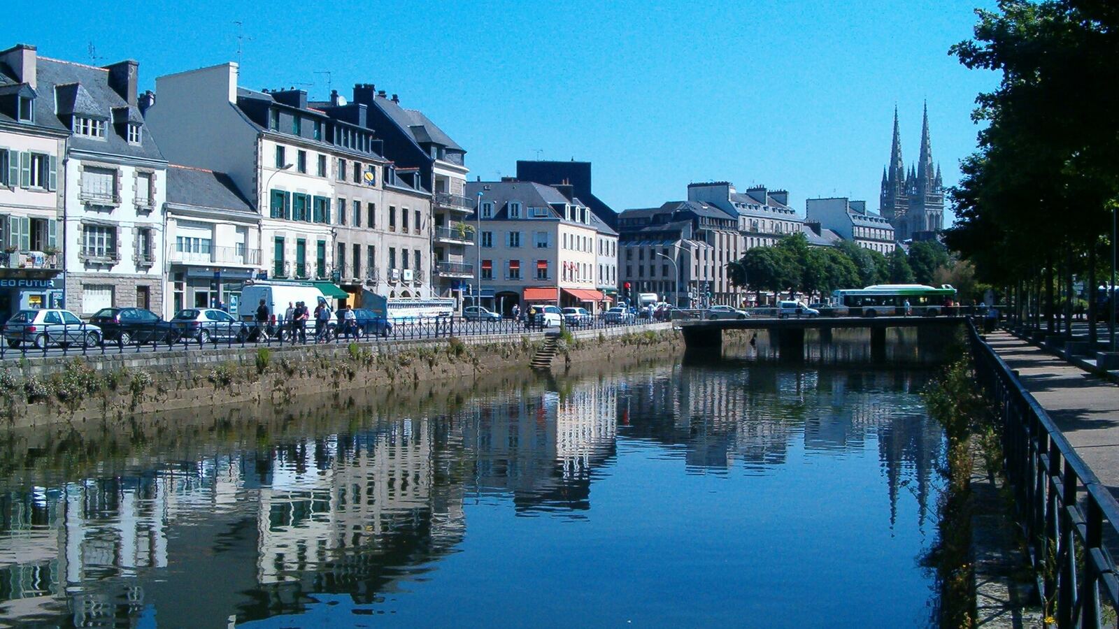 Footbridges and flowers along the River Odet in Quimper